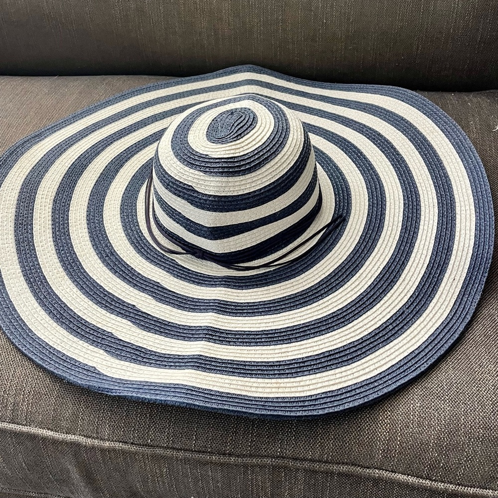 H&M Blue and White Floppy Beach Hat